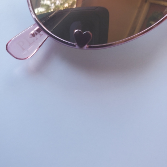 Girls sunglasses and carry case - Picture 6 of 7